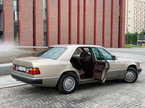 Mercedes Klasa E (W124) sedan