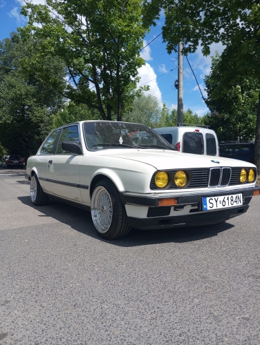 BMW 3 (E30) sedan